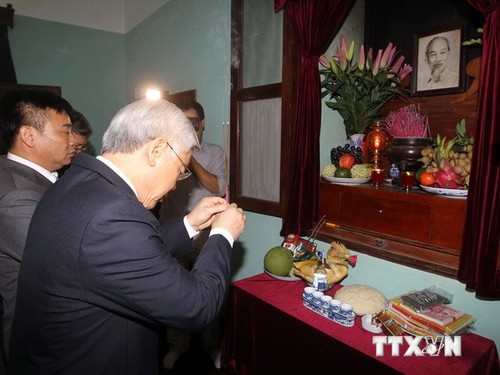Генсекретарь ЦК КПВ Нгуен Фу Чонг почтил память президента Хо Ши Мина - ảnh 1